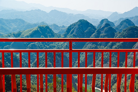 观察甲板和风景生态山脉森林树木栏杆红色平台旅行绿色观景图片