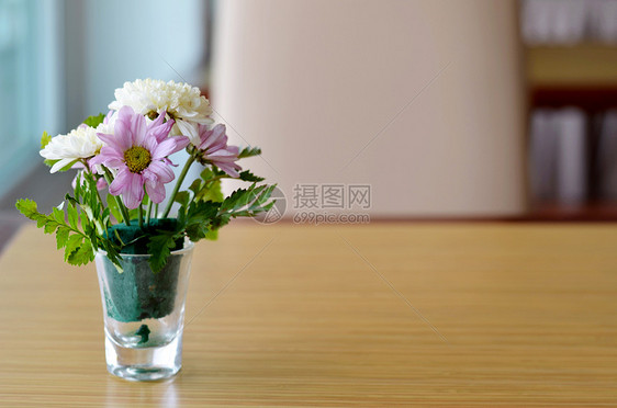 花花桌装饰紫色餐厅白色咖啡店植物桌子椅子花束图片