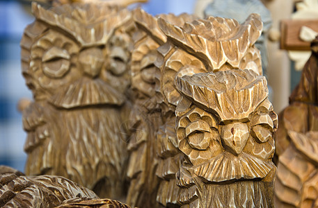 雕刻木头的橡皮雕像 手工制作的图片