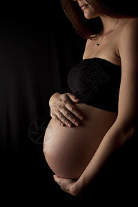 怀孕妇女家庭女性拥抱成人新生活影棚皮肤生活水平肖像图片