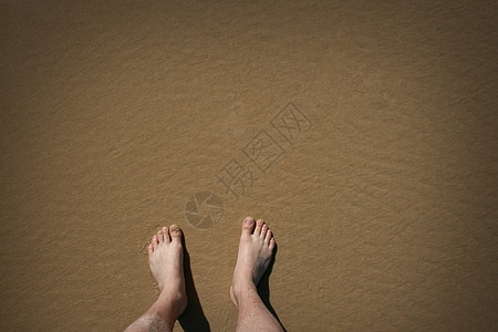 脚男人海洋季节皮肤棕褐色旅行孤独赤脚成人海滩图片