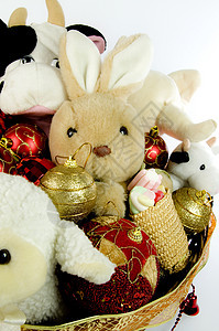 带有玩具的篮子奶牛婴儿惊喜乐趣红色幸福白色兔子派对礼物图片