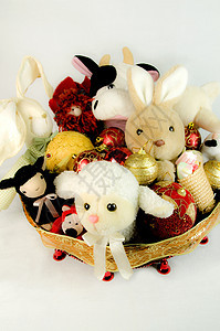 带有玩具的篮子奶牛派对幸福红色丝带婴儿白色兔子礼物惊喜图片