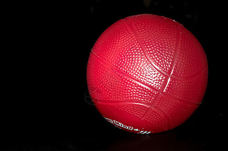 黑色背景的红玩具篮球图片