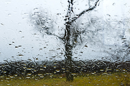 有雨滴的车窗图片