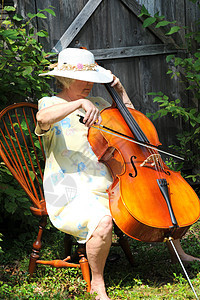 女大提琴手独奏音乐声学成人字符串乐器音乐家大提琴图片