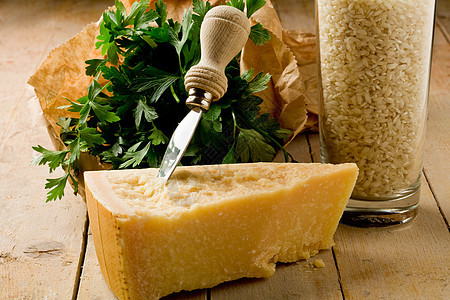 Risotto配格拉纳奶酪的成分烹饪粮食粒状香菜饮食美食素食食物牛奶薄片图片