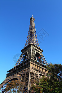 著名的巴黎埃菲尔铁塔地标纪念碑假期国家绿色天空城市旅游旅行传统背景图片