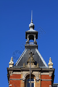 蓝天上的教堂塔建筑学窗户遗产传统旅游历史建筑住宅蓝色天空图片