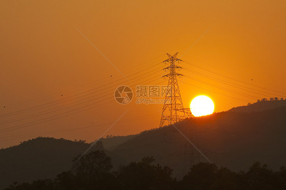 山区日落爬坡旅行地平线橙子场景天空丘陵山脉太阳岩石图片