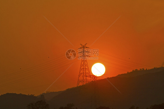 山区日落太阳场景岩石天空射线顶峰地平线爬坡旅游旅行图片