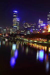澳大利亚夜之夜Yarra河上空的墨尔本城市灯光建筑天际反射旅行天空渠道景观图片