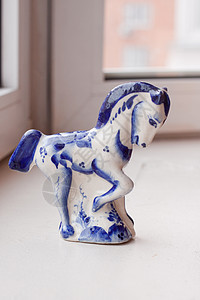 玩具陶瓷马白色蓝色窗户图片
