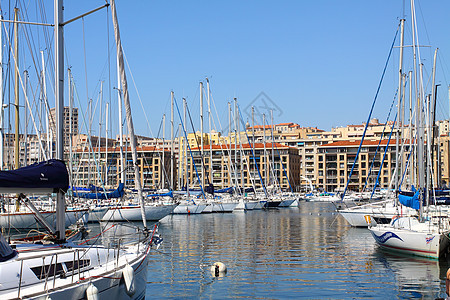 法国马赛港法国蓝色桅杆游客旅行帆船天空海岸游艇城市码头图片