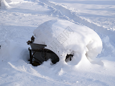 深雪覆盖着轮轴图片