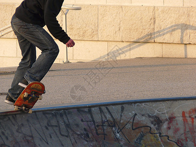 滑冰车运动男生少年男人公园滑板游戏图片