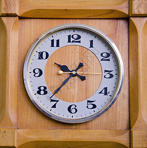 九点二十七分的木盒钟表图片