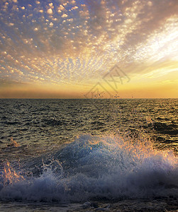 海面反常日落海洋太阳天空蓝色戏剧性反射风景旅行波浪海滩图片