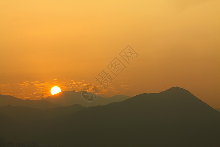 日落下的山脊旅游丘陵旅行太阳顶峰射线山脉地平线橙子阳光图片