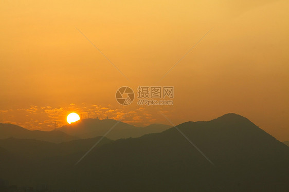 日落下的山脊旅游丘陵旅行太阳顶峰射线山脉地平线橙子阳光图片