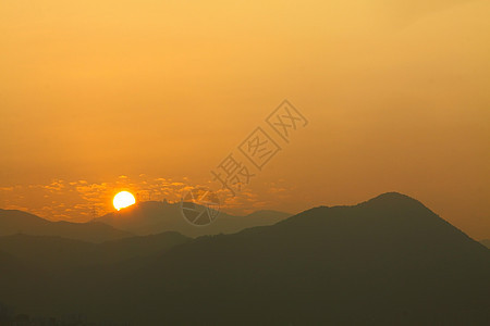 日落下的山脊阳光旅行地平线山脉旅游太阳爬坡场景天空丘陵图片