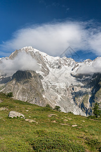 蒙特比安科高度岩石假期晴天天空牧场首脑阳光蓝色旅行图片