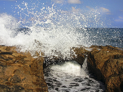 海浪和岩石海滩海景力量碰撞冲浪波浪天空天气海洋蓝色图片