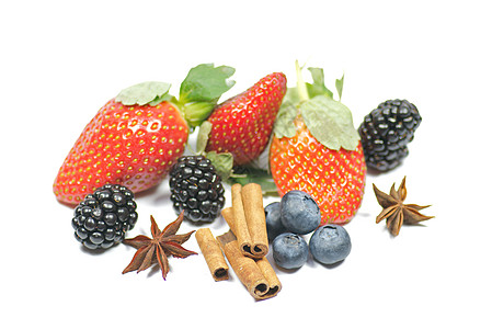 草莓 蓝莓和黑莓 并配有肉桂和青椒香料植物活力食物种子宏观甜食情调水果红色图片