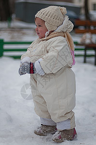 小女孩玩雪球游戏孩子们童年孩子女孩操场衣服微笑帽子总体规划婴儿图片