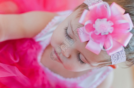 穿粉红裙子的小女孩公主童年魅力孩子们衣服女孩帽子发夹孩子粉色图片