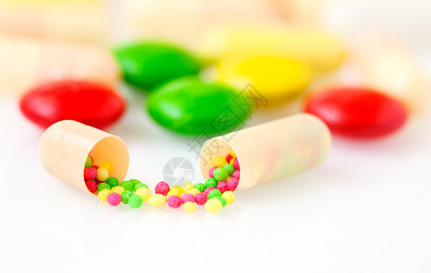 开张的药封膜宏观视图 含有彩色颗粒药物饮食绿色囊状预防止痛药粒状药片食物治愈治疗图片