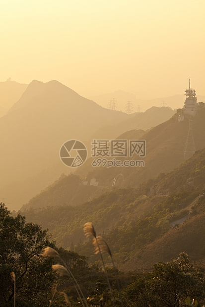 山区日落岩石旅行丘陵场景阳光天空地平线山脉太阳射线图片