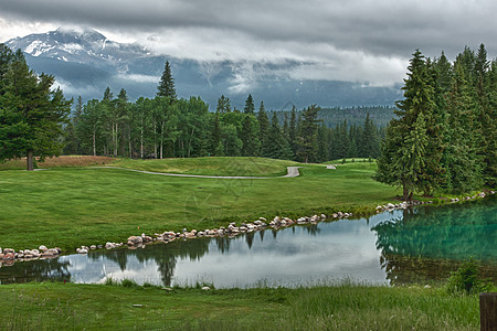 加拿大落基山脉的贾斯珀附近湖边高尔夫球道图片