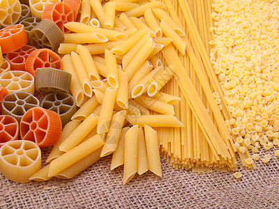 附有面食 食物背景的系列图像黄色营养面条美食盘子小麦团体烹饪贝壳文化背景图片