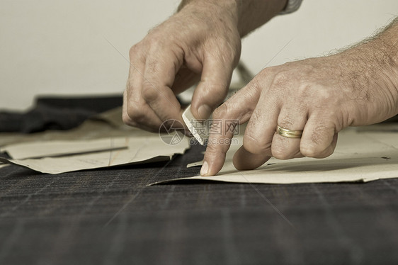裁缝用粉笔手的细细手指创造力设计师缝纫切割衣服戏服针线活修理制造业图片