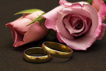 结婚戒指和玫瑰结婚戒指展示夫妻黑色金子白色花朵礼物婚戒粉色图片