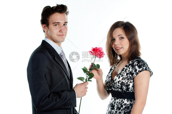 男人给女人送花成年人妻子礼物丈夫女士微笑花朵友谊女孩夫妻图片