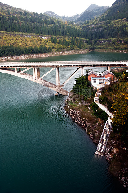 沟壑美景——湖边小屋图片