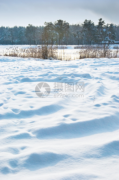 下雪地图片