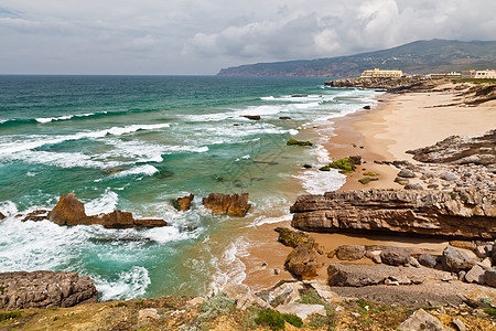 在大西洋海岸的海滩在风雨如磐的天气在里斯本 葡萄牙附近图片