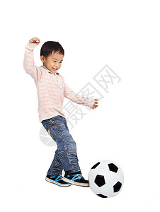 快乐的亚洲男孩玩足球 孤立在白色背景上图片