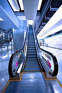 在地铁站移动扶梯金属蓝色玻璃中心运输自动扶梯交通商业反射建筑学图片