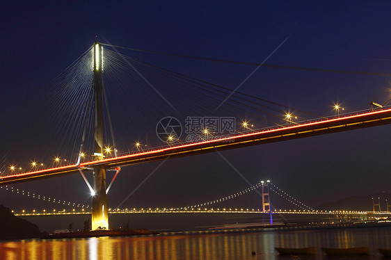 晚上在香港的廷九桥旅行电缆公司城市金融金属海岸运输连接器反射图片