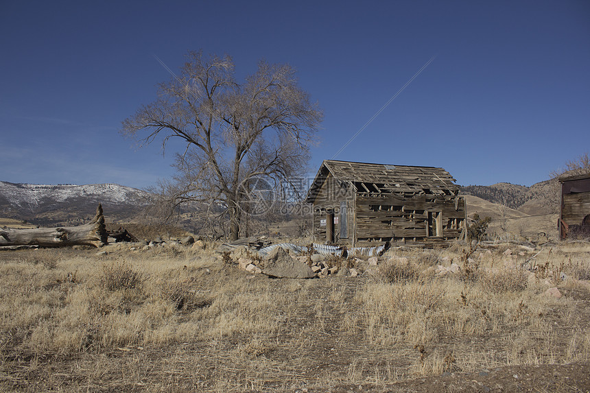 旧遗弃的荒废破烂小屋草原家园蓝色金子风景农家天空风光杂草乡村图片