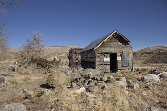 旧遗弃的荒废破烂小屋风景文化金子蓝色农家田园衬套乡愁天空全景图片