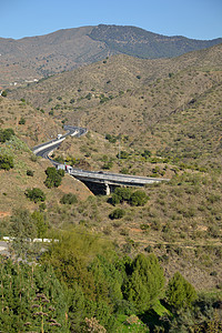 山中的道路爬坡全景旅游景观山脉城市交通图片