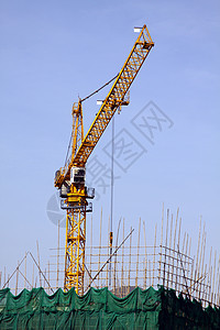 建筑起重机水泥项目建造城市蓝色格子工程网络脚手架对角线图片