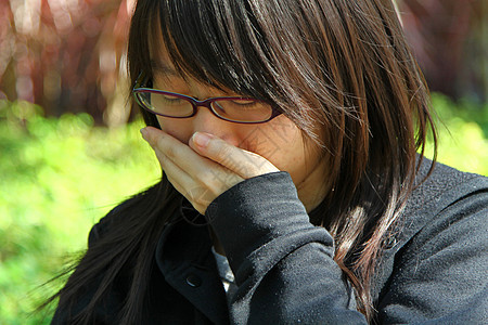 亚洲妇女打喷嚏治疗喷嚏鼻子感染咳嗽青年组织手帕成人流感图片