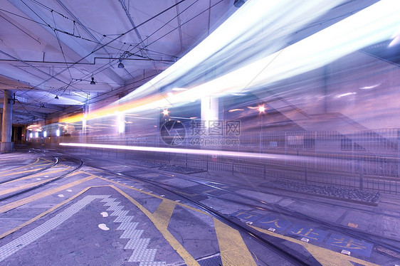 香港夜间的轻型铁路驾驶城市市中心速度蓝色火车旅行运输运动场景图片