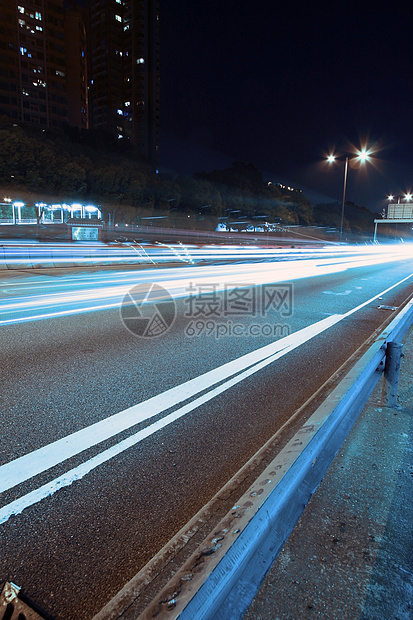 夜间在香港高速公路上进行交通通道城市旅行蓝色车道地标街道商业建筑路面图片